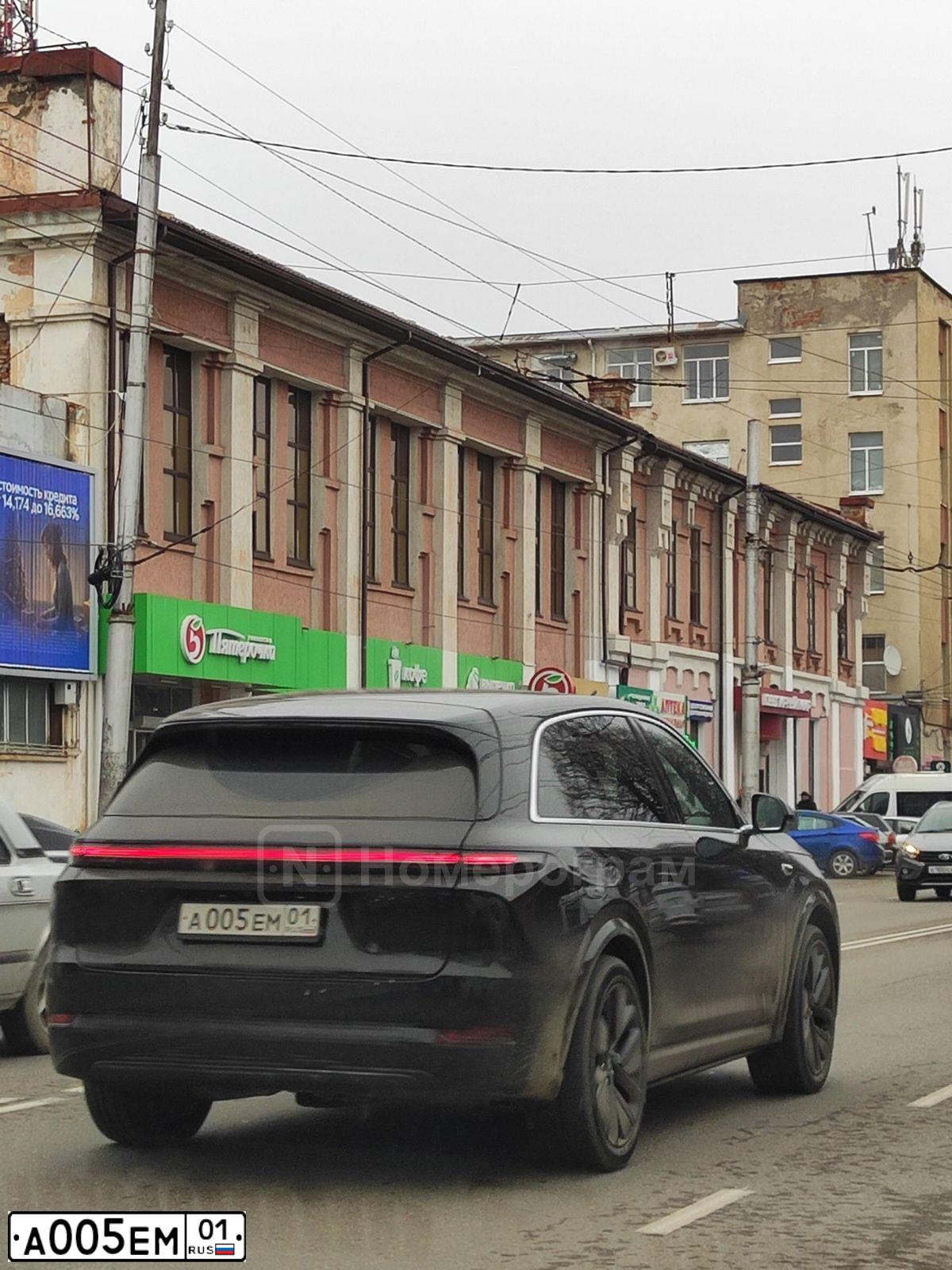 Фото автомобиля LADA 2170 PRIORA, 2014 — госномер Е111ЕА01. Цвет: Белый
