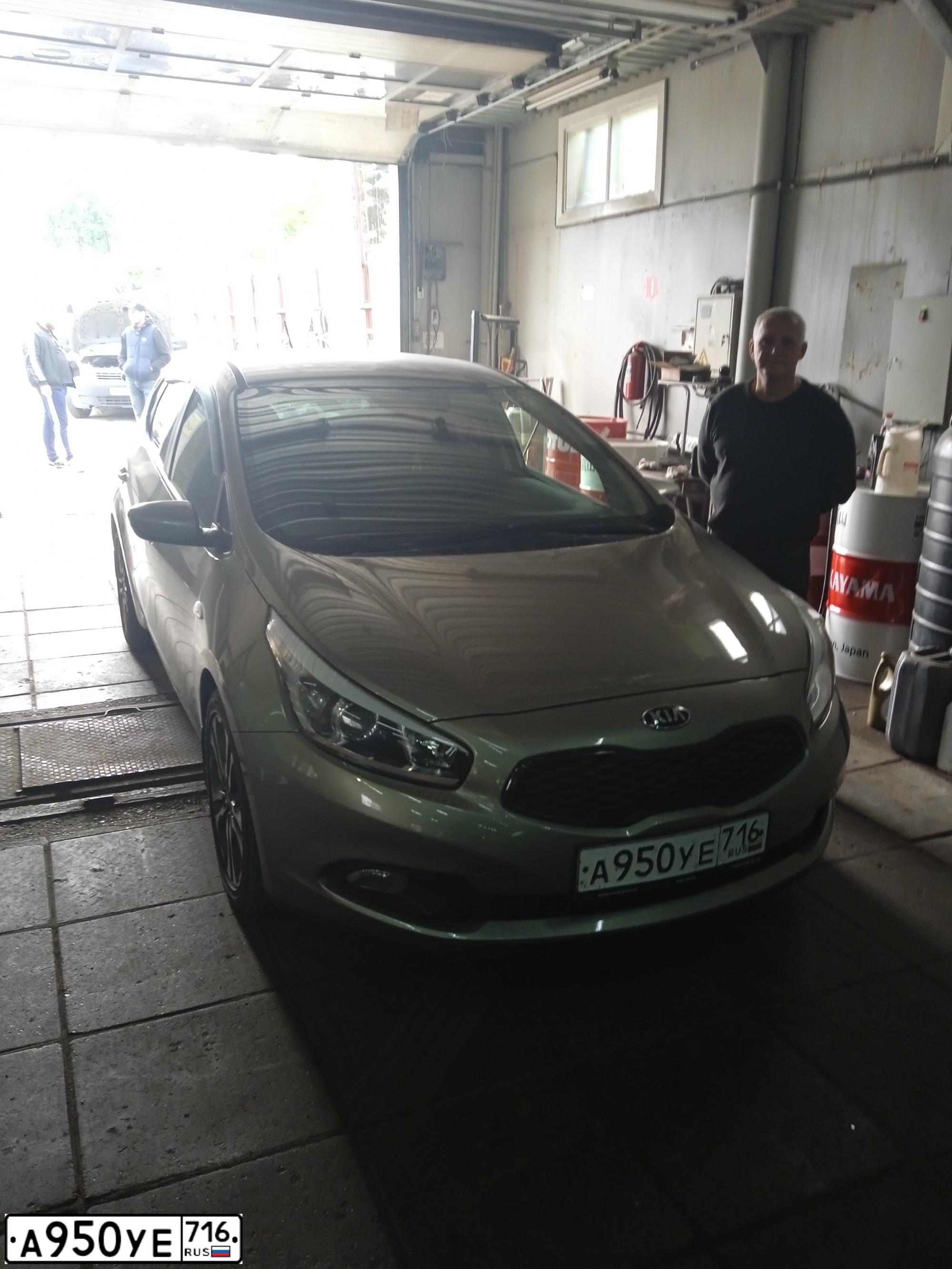 Фото автомобиля KIA CEE'D, 2013 — госномер Е946НУ18. Цвет: Серебристый