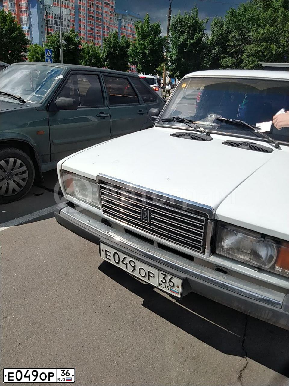 Фото автомобиля LADA 2107, 2003 — госномер Е049ОР36. Цвет: БЕЛЫЙ