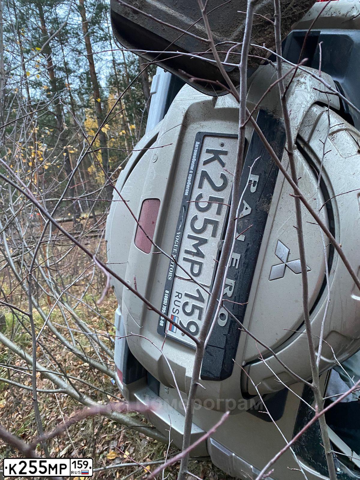 Фото автомобиля MITSUBISHI PAJERO, 2012 — госномер Е447ЕС774. Цвет: БЕЖЕВЫЙ
