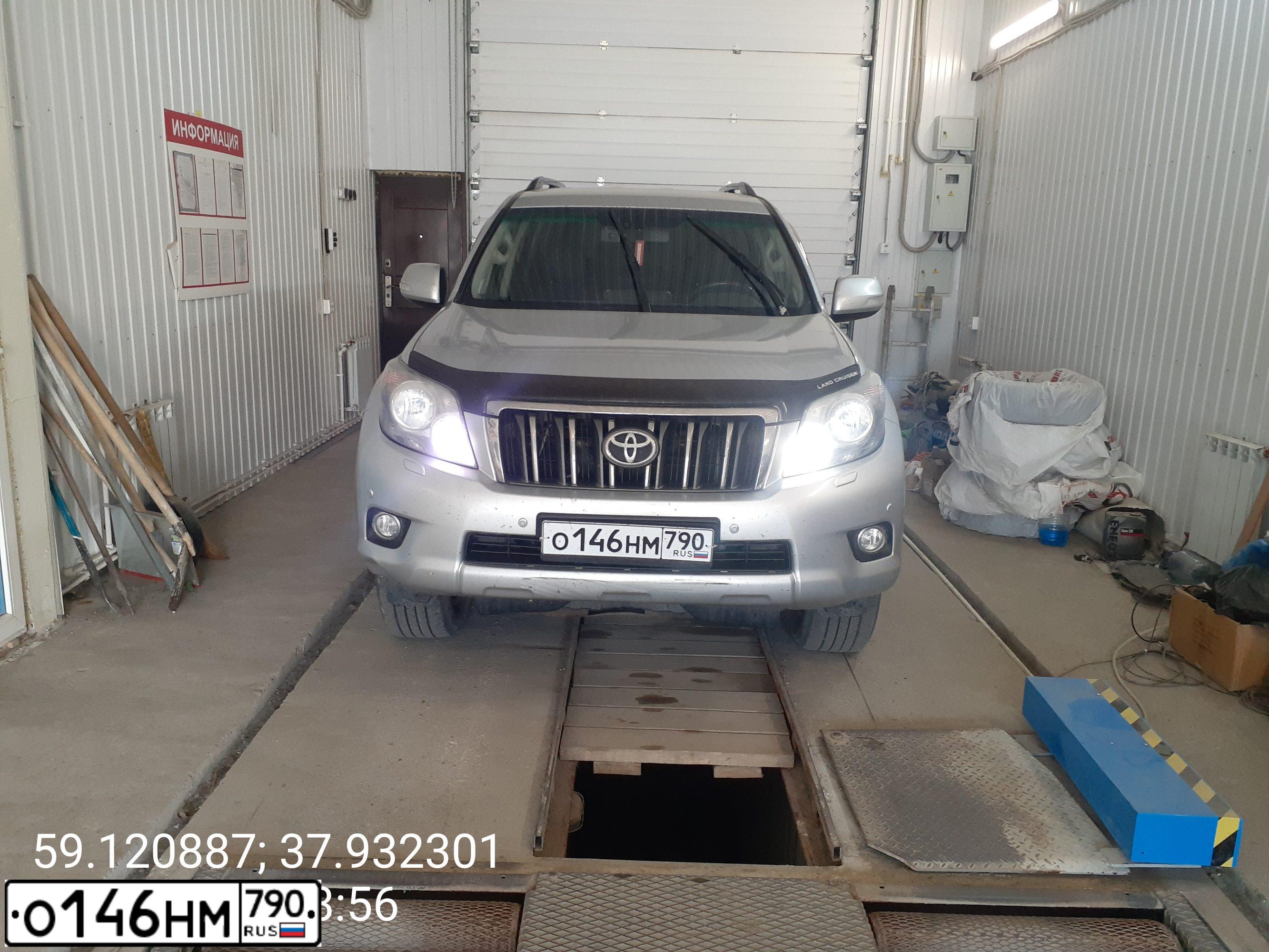 Фото автомобиля TOYOTA LANDCRUISER, 2013 — госномер О146НМ790. Цвет: серебряный