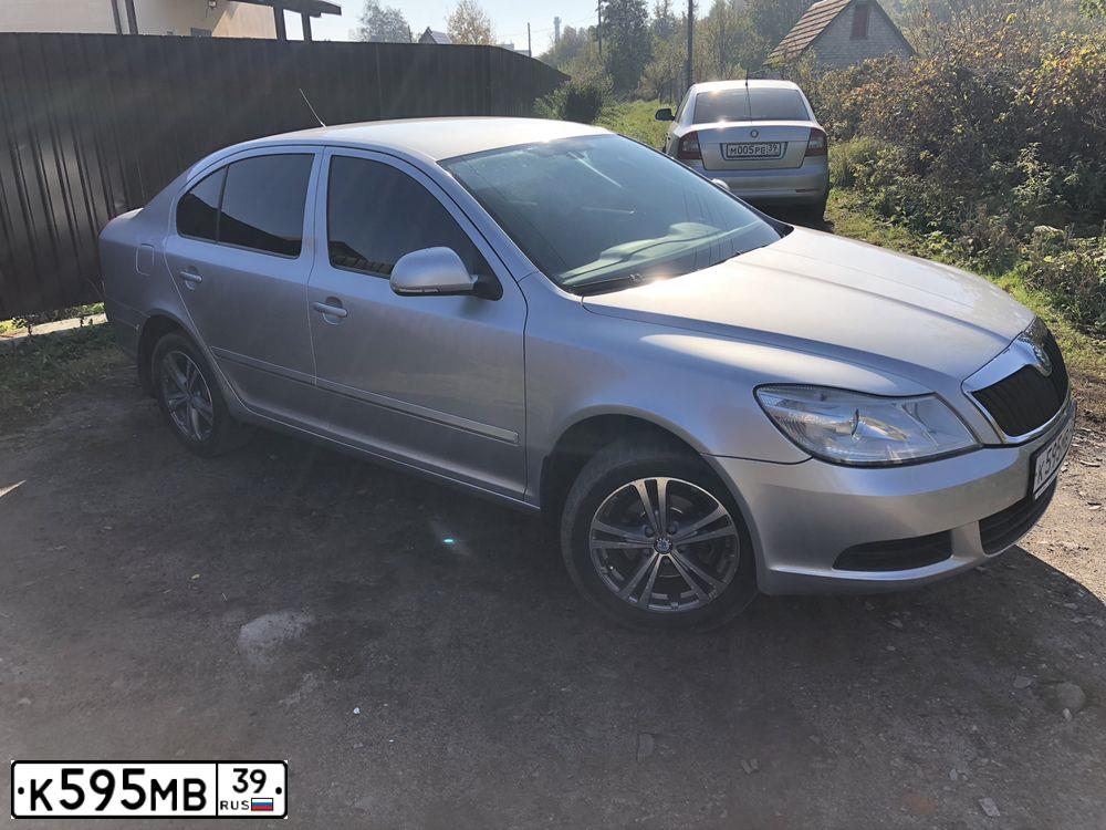 Фото автомобиля SKODA OCTAVIA, 2011 — госномер К595МВ39. Цвет: СЕРЕБРИСТЫЙ