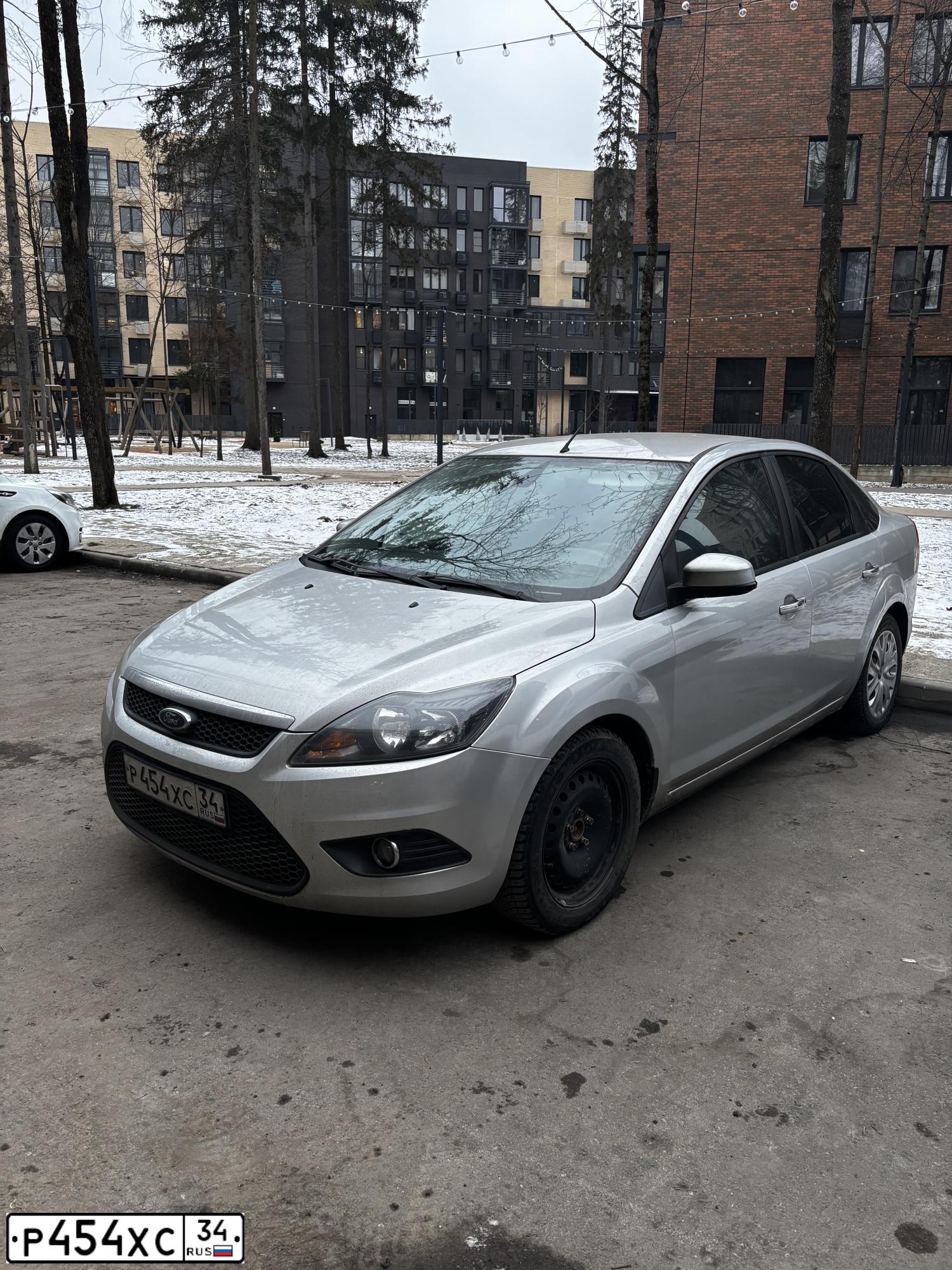 Фото автомобиля FORD FOCUS, 2011 — госномер Р684НН126. Цвет: Серебристый