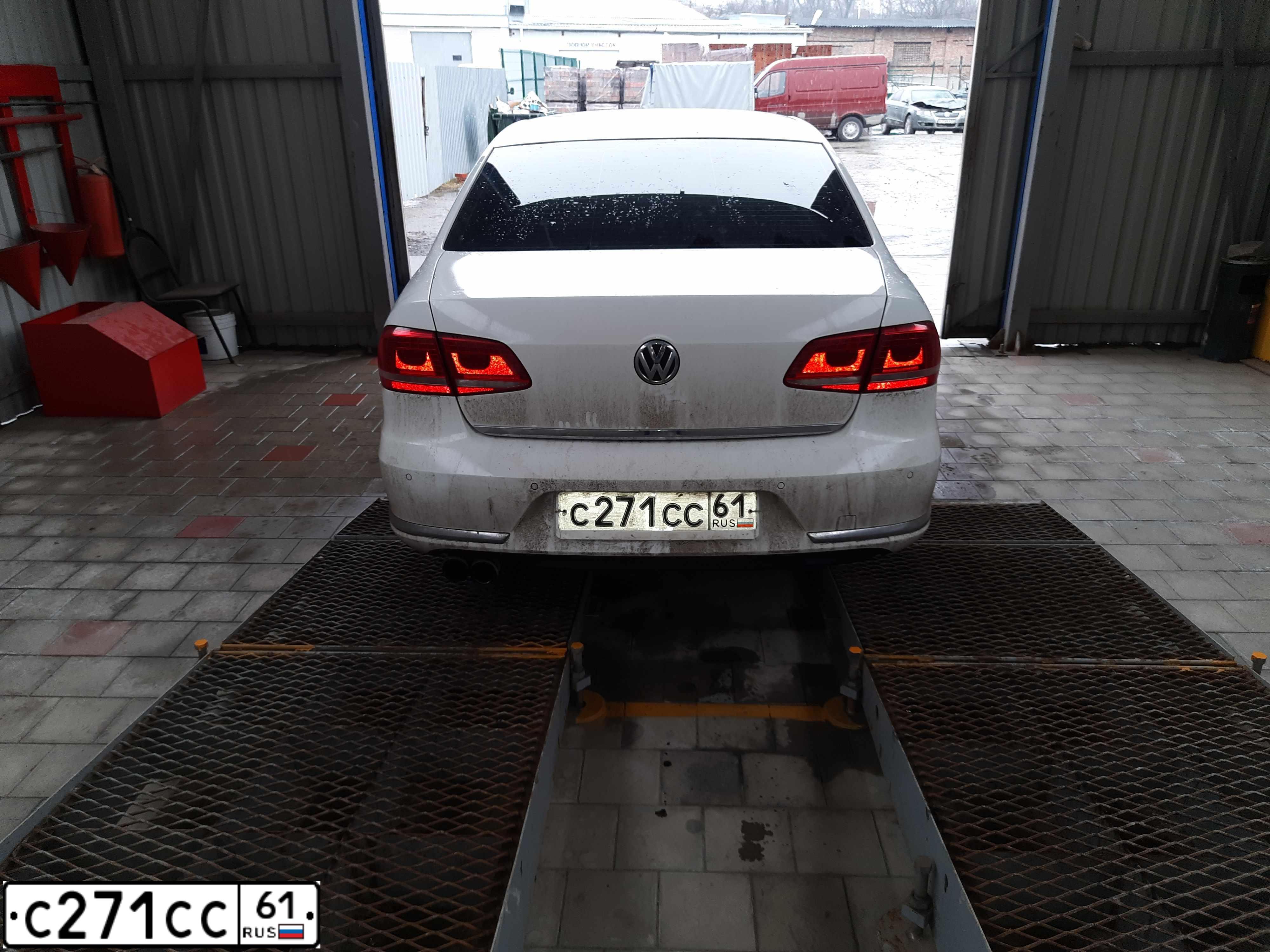 Фото автомобиля VOLVO C30, 2007 — госномер С271СС61. Цвет: синий