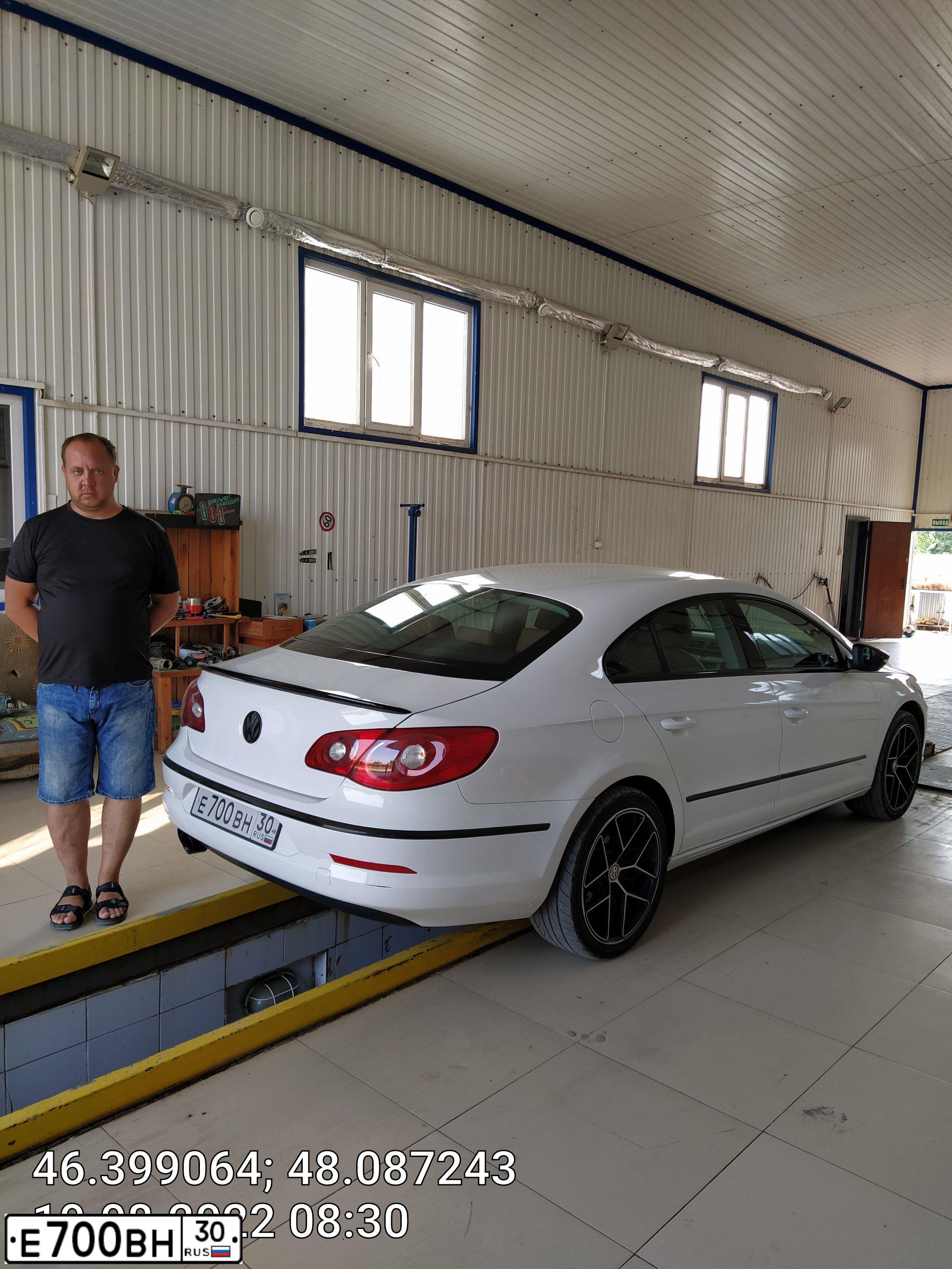 Фото автомобиля VOLKSWAGEN PASSAT, 2011 — госномер С271ОК190. Цвет: Белый