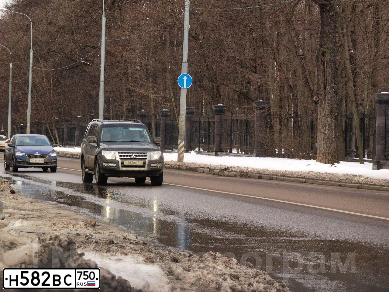 Фото автомобиля MITSUBISHI PAJERO, 2014 — госномер Н582ВС750. Цвет: ЧЕРНЫЙ