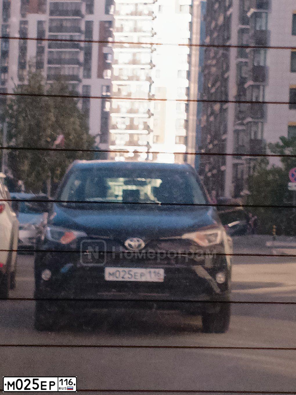 Фото автомобиля TOYOTA RAV4, 2016 — госномер М025ЕР116. Цвет: ЧЕРНЫЙ