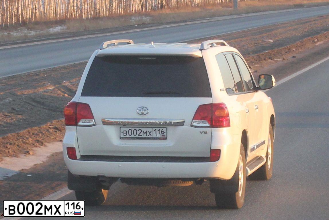 Фото автомобиля TOYOTA LANDCRUISER 200, 2015 — госномер В002МХ116. Цвет: Белый