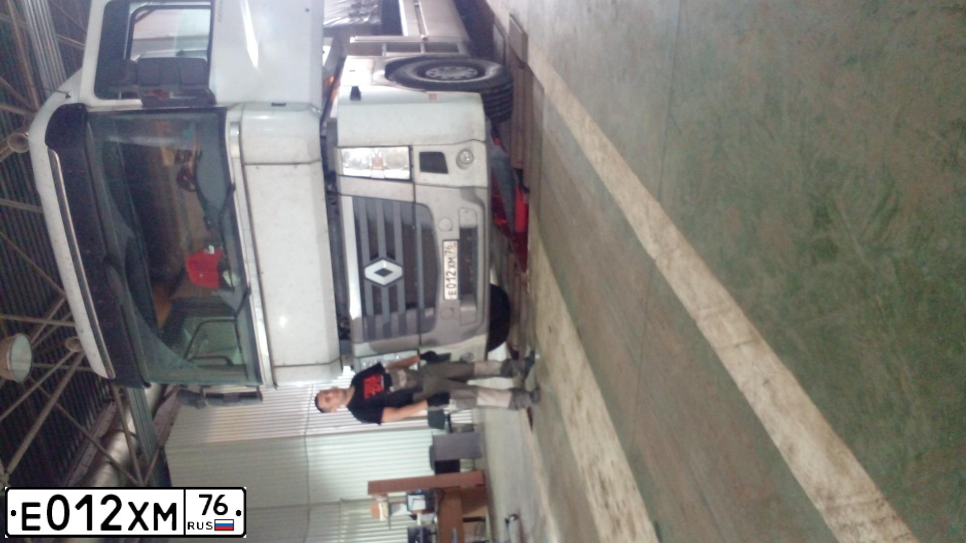 Фото автомобиля RENAULT MAGNUM, 2008 — госномер Е012ХМ76. Цвет: Белый