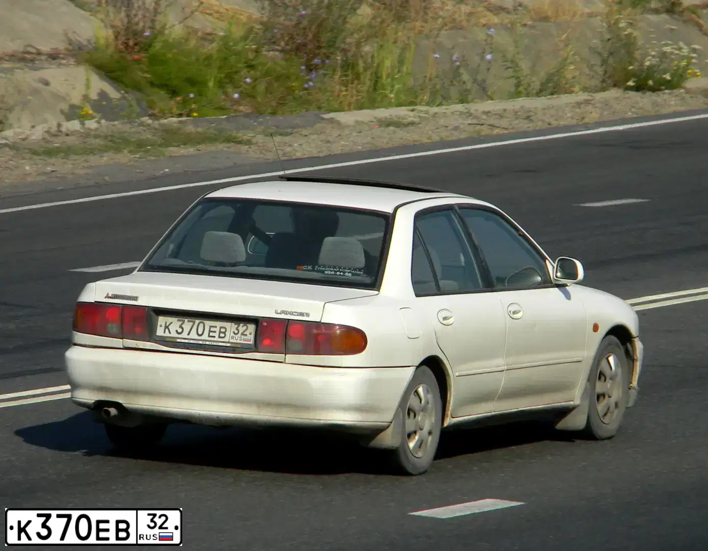 Фото автомобиля MITSUBISHI LANCER, 1994 — госномер О500ТМ32. Цвет: Белый