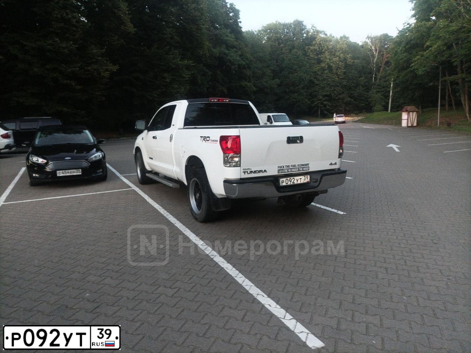 Фото автомобиля TOYOTA TUNDRA, 2007 — госномер Р092УТ39. Цвет: БЕЛЫЙ