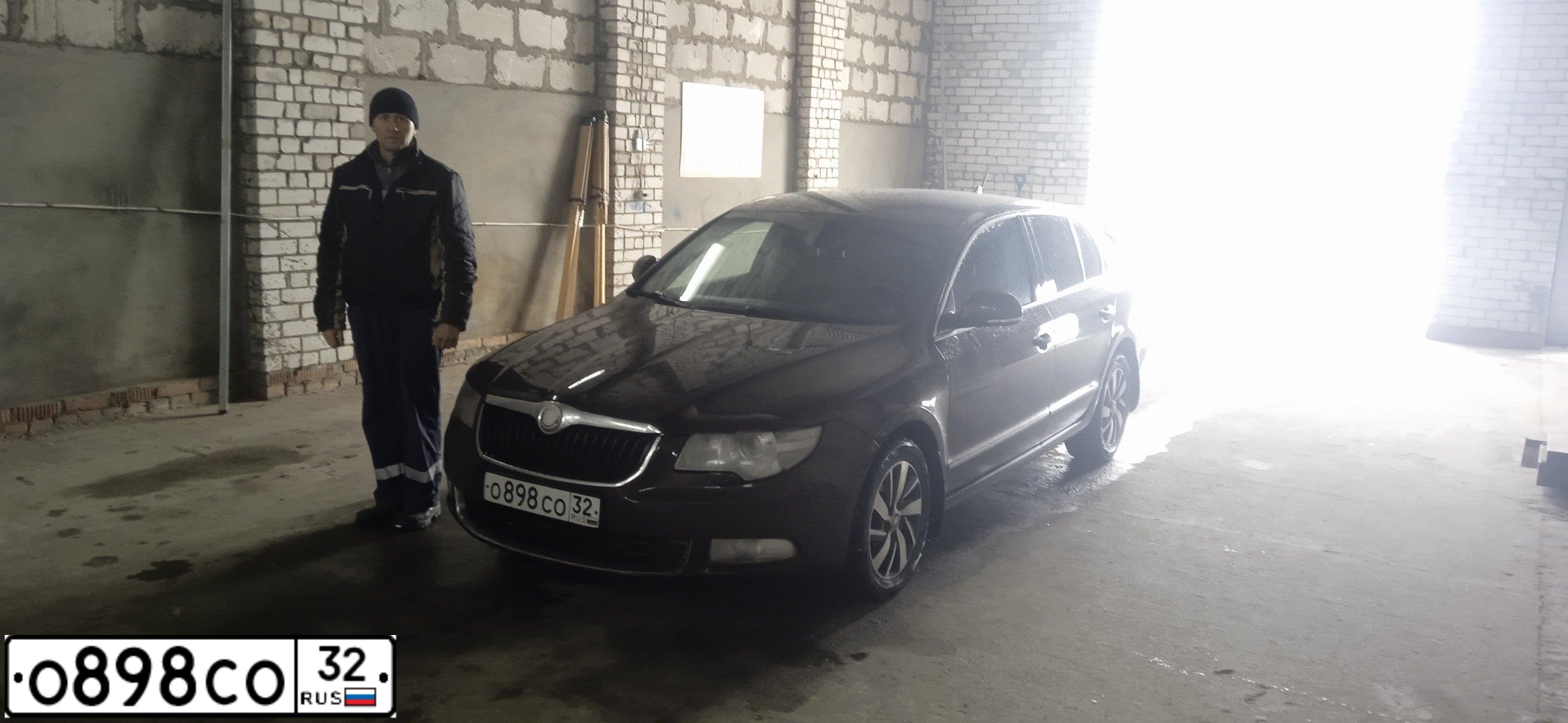 Фото автомобиля SKODA SUPERB, 2009 — госномер Н700УК32. Цвет: ТЕМНО-БОРДОВЫЙ