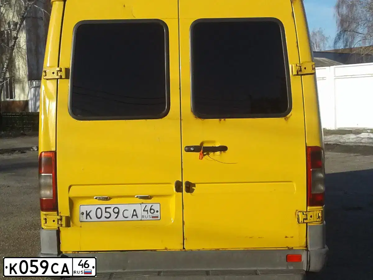 Фото автомобиля MERCEDES SPRINTER, 2001 — госномер Х137ЕХ37. Цвет: ЖЕЛТЫЙ