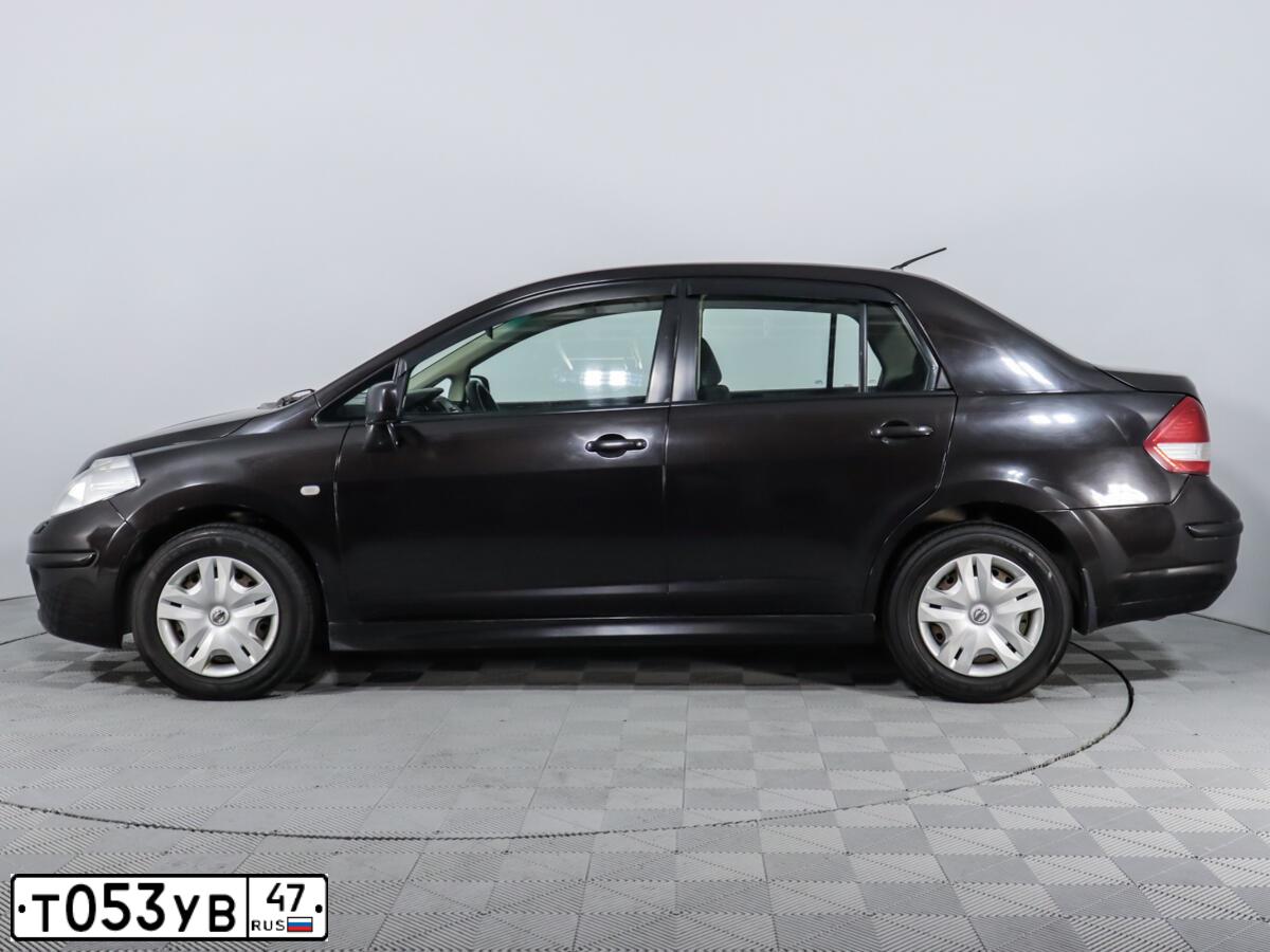 Фото автомобиля NISSAN TIIDA, 2011 — госномер А673ТА147. Цвет: Коричневый