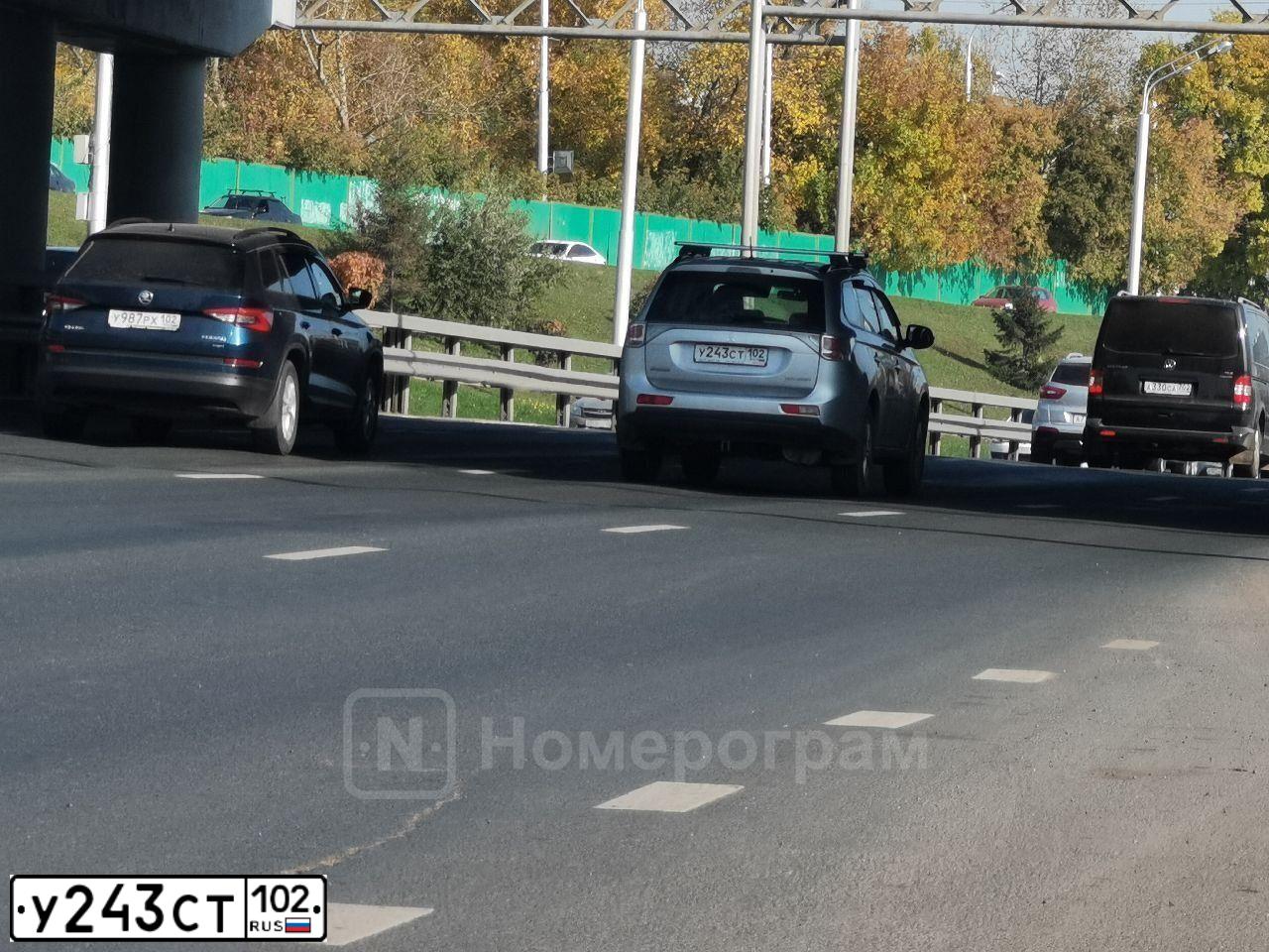 Фото автомобиля MITSUBISHI OUTLANDER, 2013 — госномер У243СТ102. Цвет: серебристый