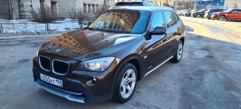 Фото автомобиля BMW X1, 2011 — госномер О050НТ198. Цвет: Коричневый