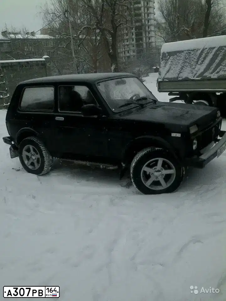 Фото автомобиля LADA 2121 NIVA, 2012 — госномер М007МУ64. Цвет: ТЕМНО ЗЕЛЕНЫЙ