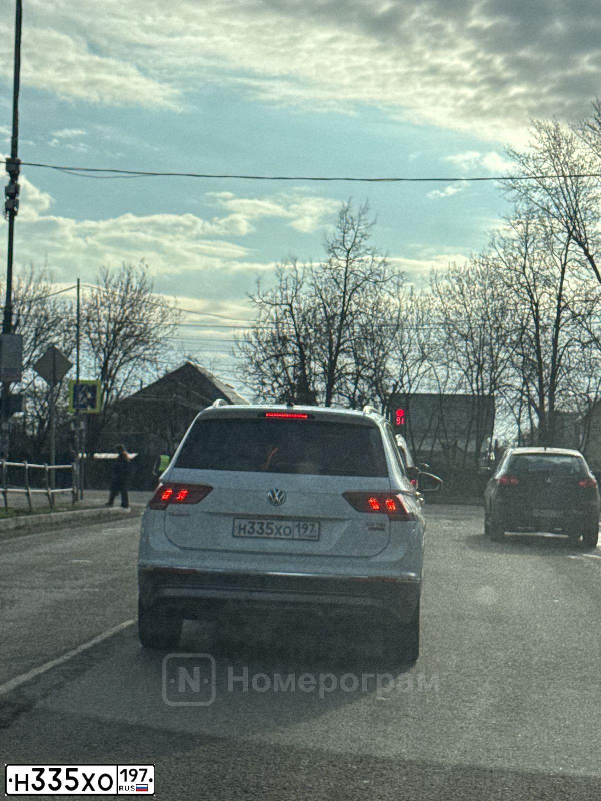 Фото автомобиля VOLKSWAGEN TIGUAN, 2012 — госномер Р647НО76. Цвет: Белый