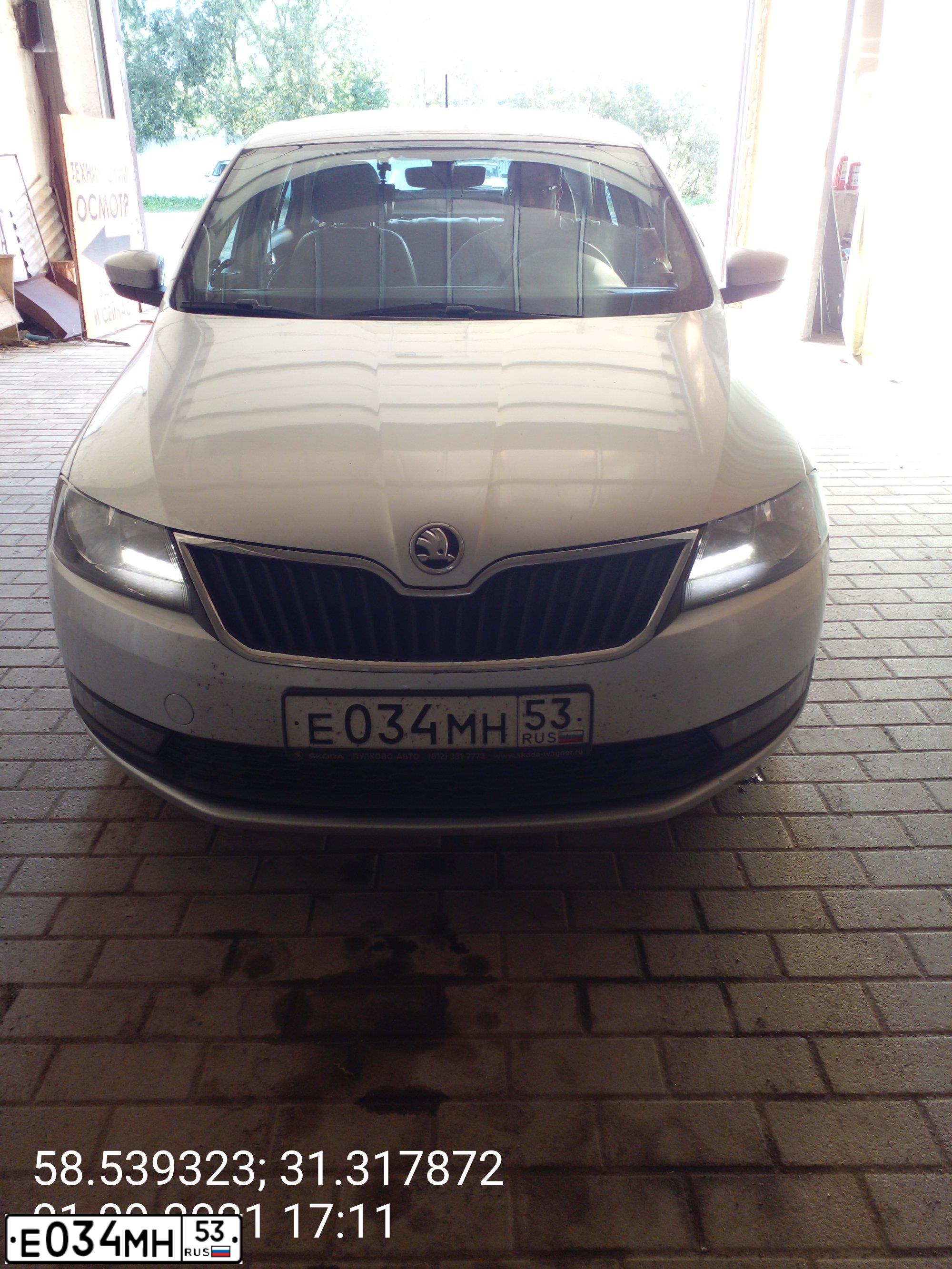 Фото автомобиля SKODA RAPID, 2017 — госномер Е034МН53. Цвет: СЕРЕБРИСТЫЙ