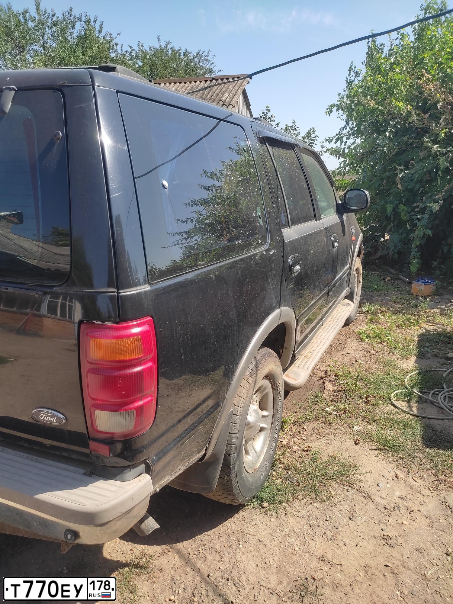 Фото автомобиля FORD EXPEDITION, 2001 — госномер Т770ЕУ178. Цвет: ЧЕРНЫЙ