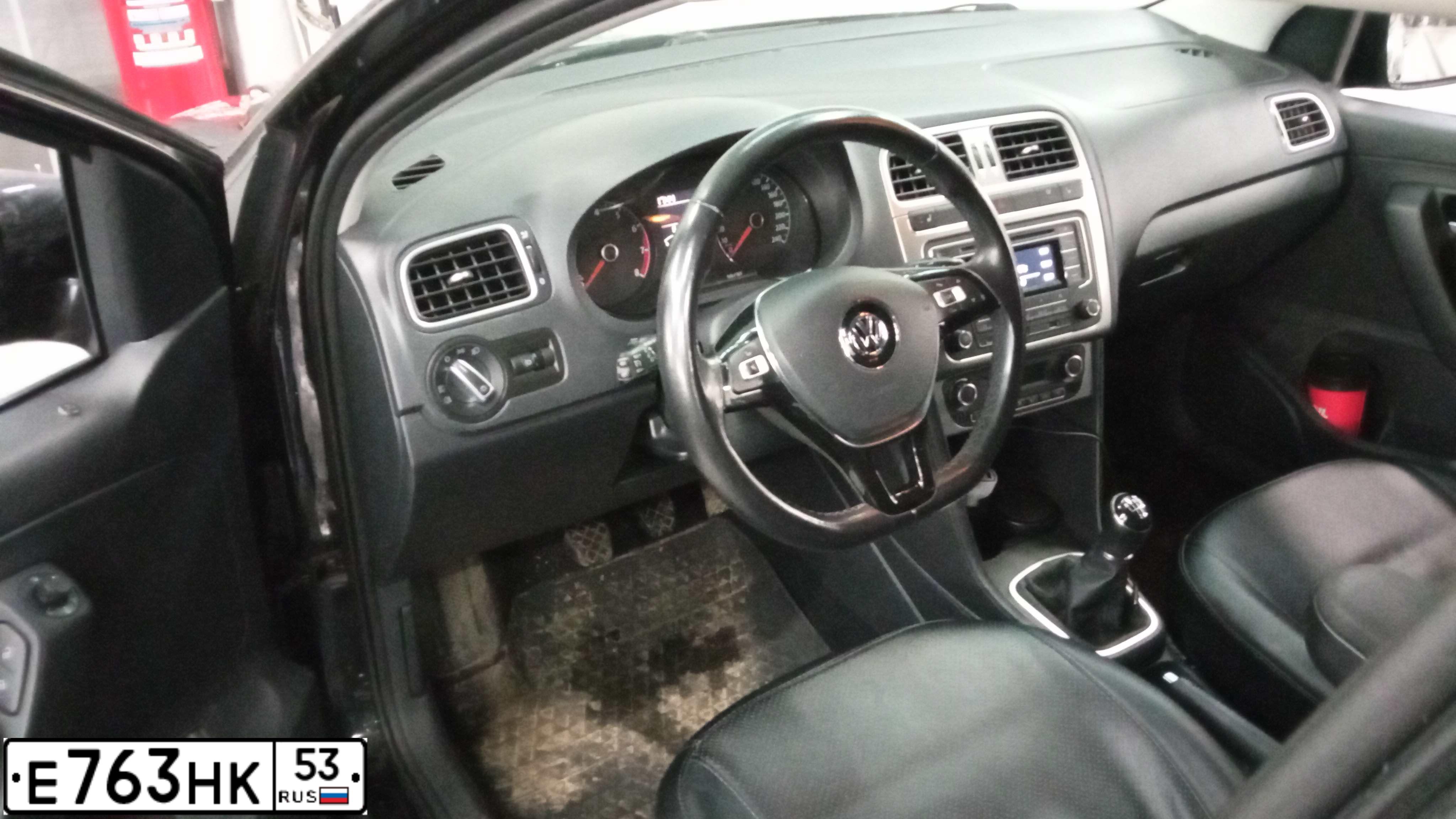 Фото автомобиля VOLKSWAGEN POLO, 2018 — госномер М892СМ82. Цвет: ЧЕРНЫЙ