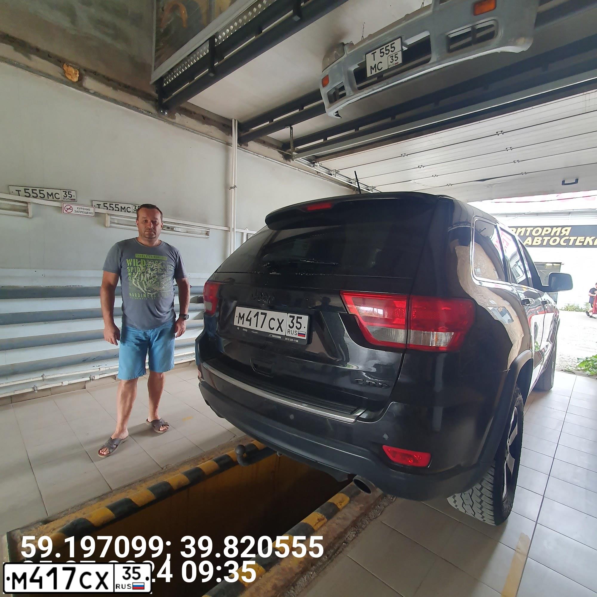Фото автомобиля JEEP GRAND CHEROKEE, 2012 — госномер М417СХ35. Цвет: ЧЕРНЫЙ