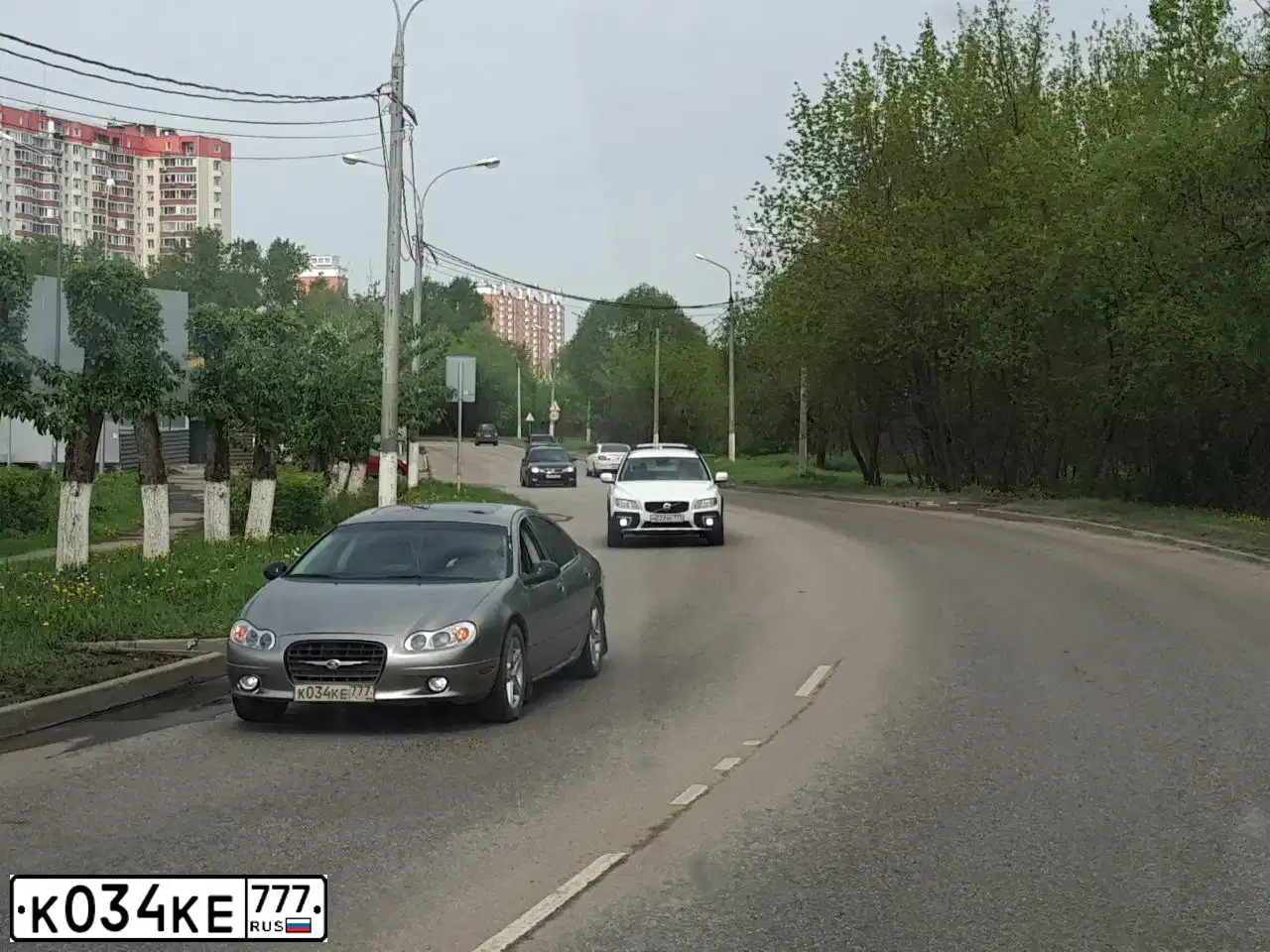 Фото автомобиля CHRYSLER LHS, 1999 — госномер К034КЕ777. Цвет: СЕРЫЙ