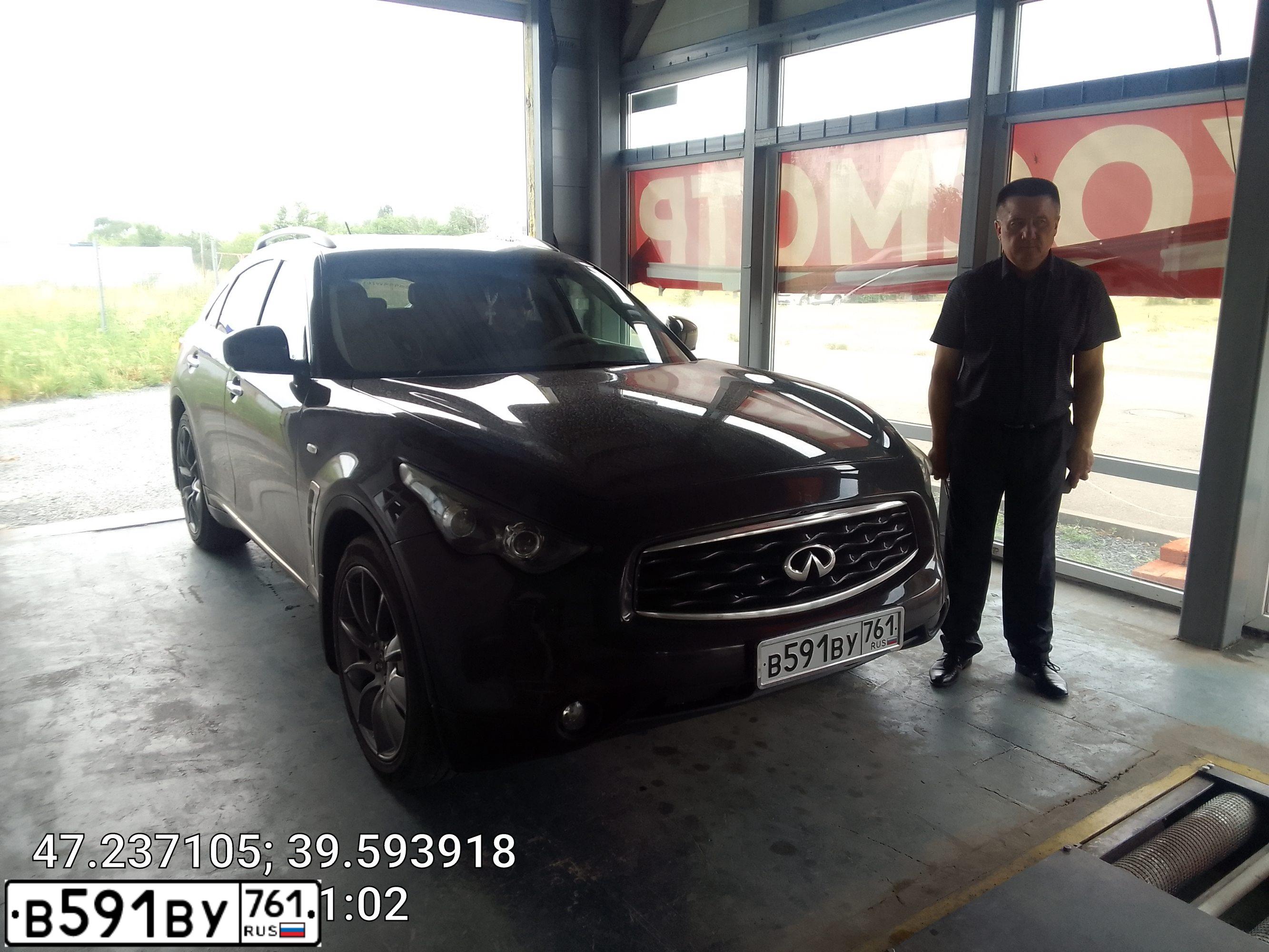 Фото автомобиля INFINITI QX70 /FX/, 2011 — госномер М444ВВ761. Цвет: Коричневый