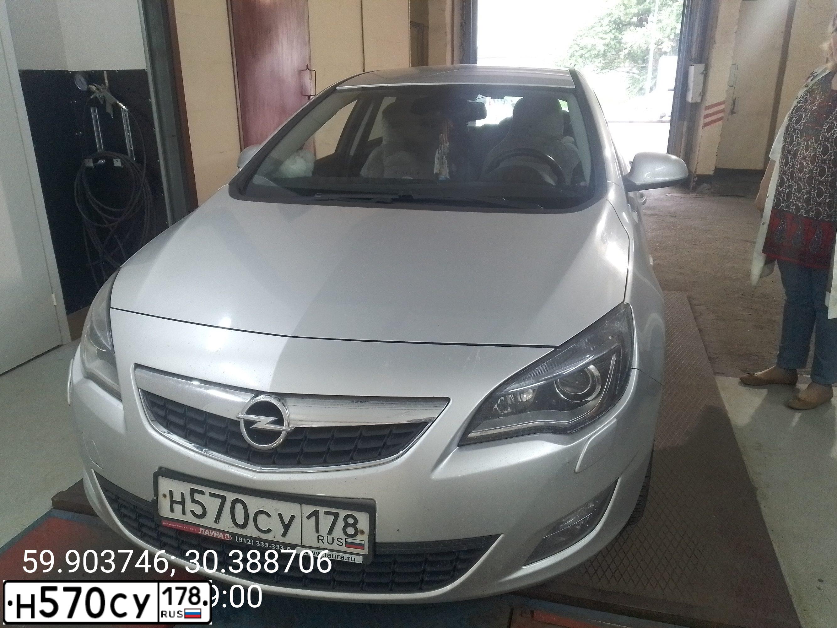 Фото автомобиля OPEL ASTRA, 2010 — госномер Н570СУ178. Цвет: СЕРЕБРИСТЫЙ