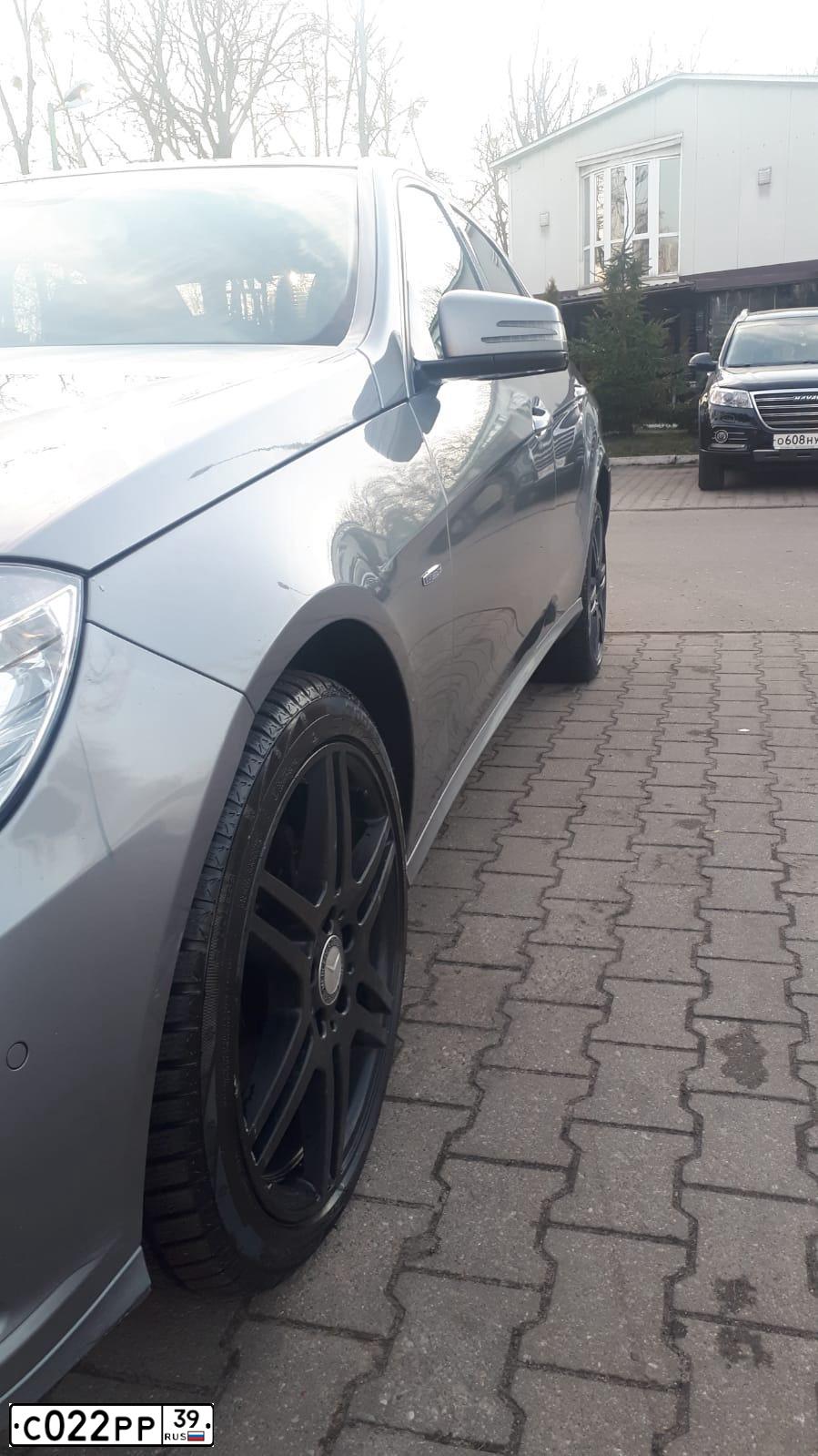 Фото автомобиля MERCEDES E-KLASSE, 2010 — госномер С022РР39. Цвет: СЕРЫЙ