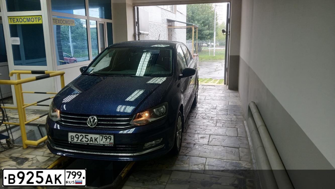 Фото автомобиля VOLKSWAGEN POLO, 2017 — госномер В925АК799. Цвет: ТЕМНО СИНИЙ