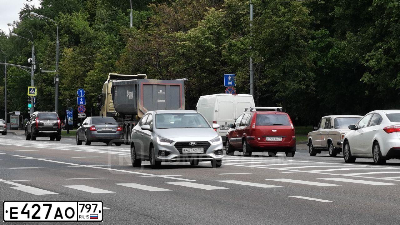 Фото автомобиля KIA RIO, 2020 — госномер Е427АО797. Цвет: синий