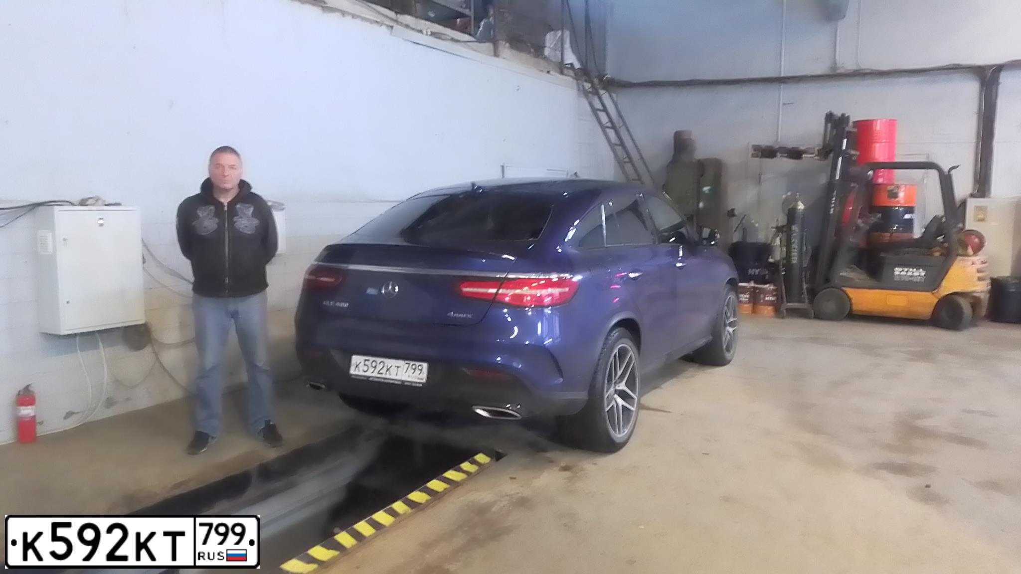 Фото автомобиля MERCEDES GLE-KLASSE, 2018 — госномер К592КТ799. Цвет: синий