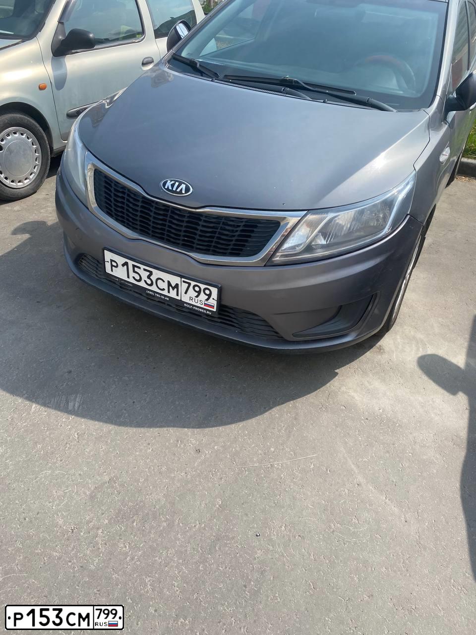 Фото автомобиля KIA RIO, 2013 — госномер Р153СМ799. Цвет: СЕРЫЙ