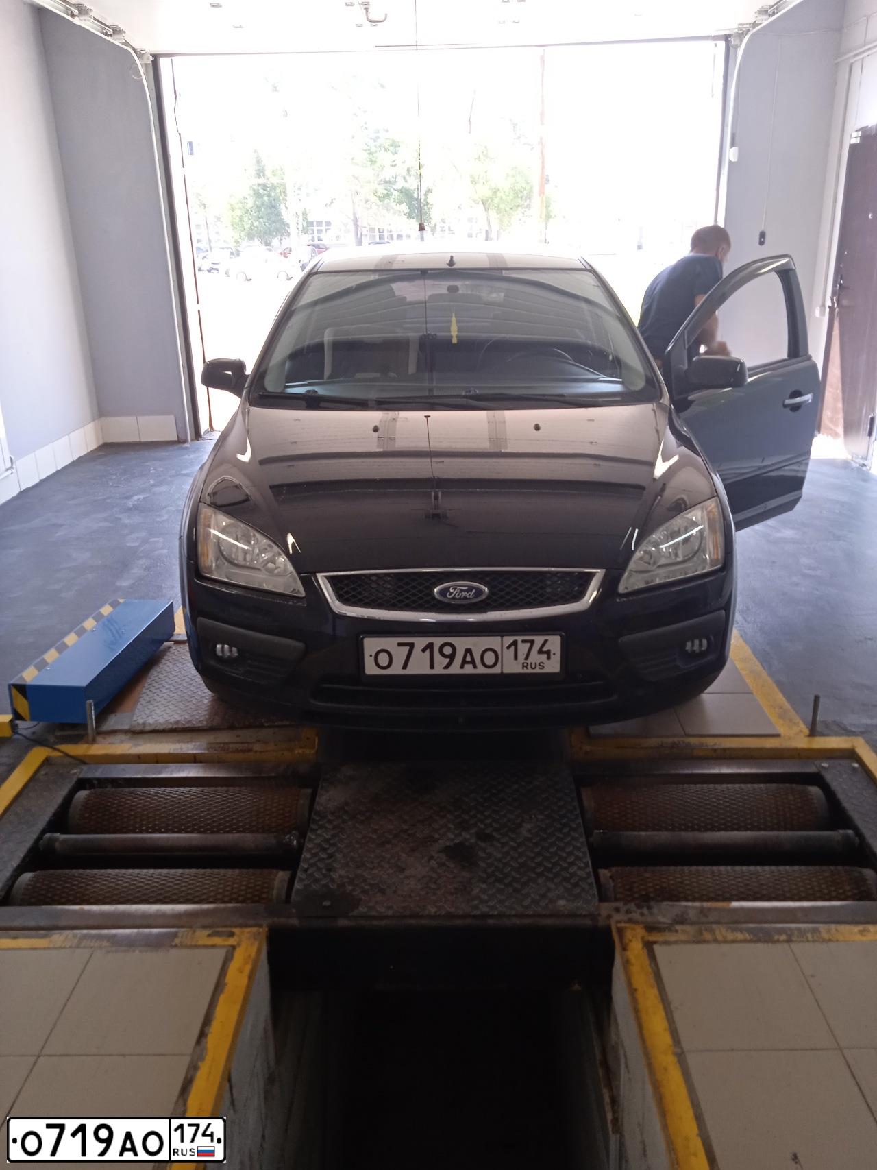 Фото автомобиля FORD FOCUS, 2007 — госномер М334ХЕ774. Цвет: ЧЕРНЫЙ