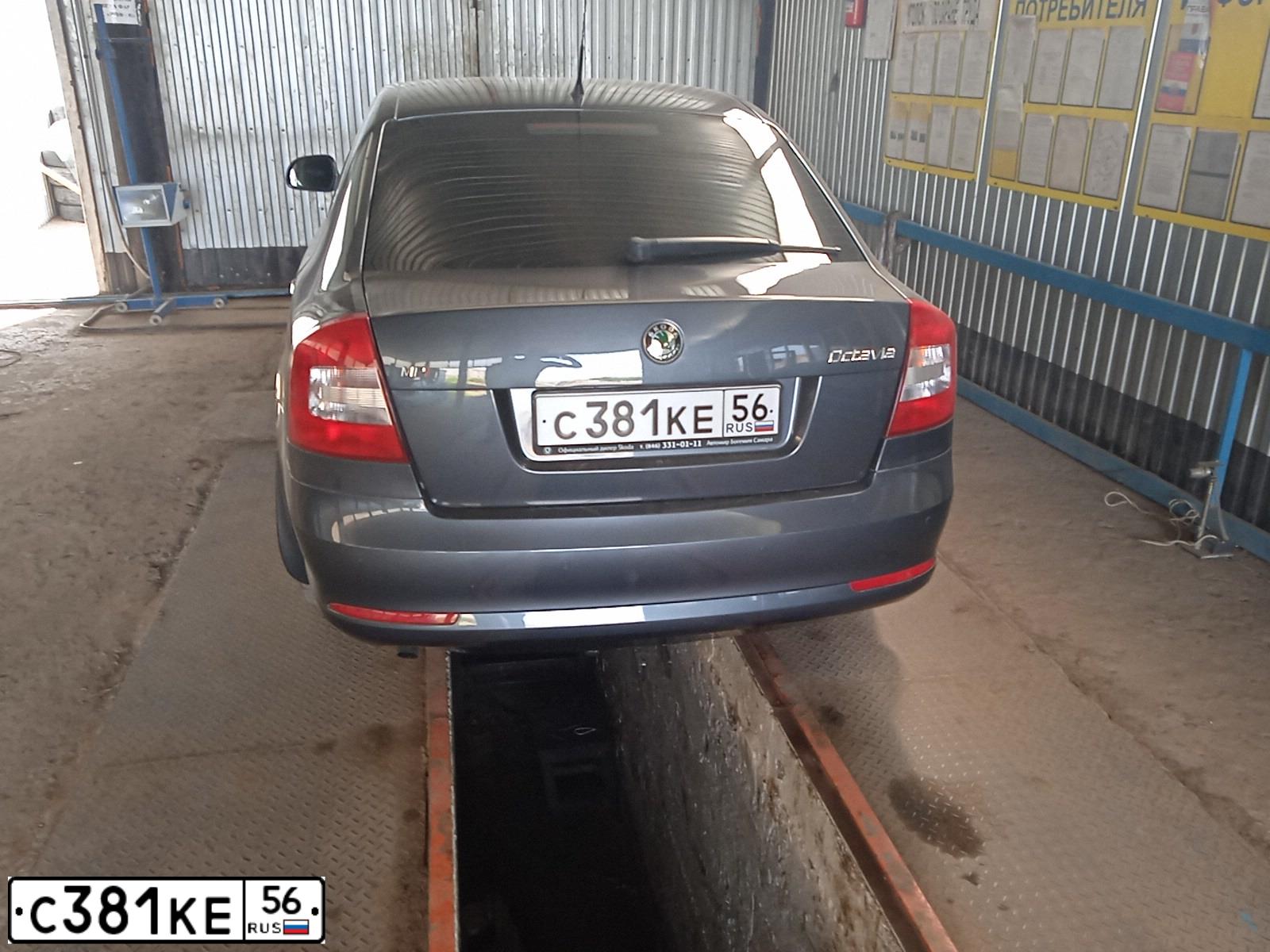 Фото автомобиля SKODA OCTAVIA, 2010 — госномер С381КЕ56. Цвет: ТЕМНО-СЕРЫЙ