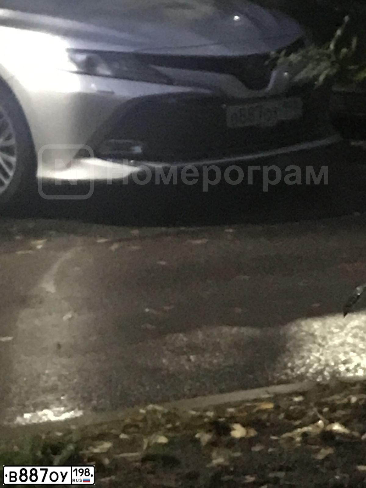Фото автомобиля TOYOTA CAMRY, 2019 — госномер В887ОУ198. Цвет: СЕРЕБРИСТЫЙ МЕТАЛЛИК