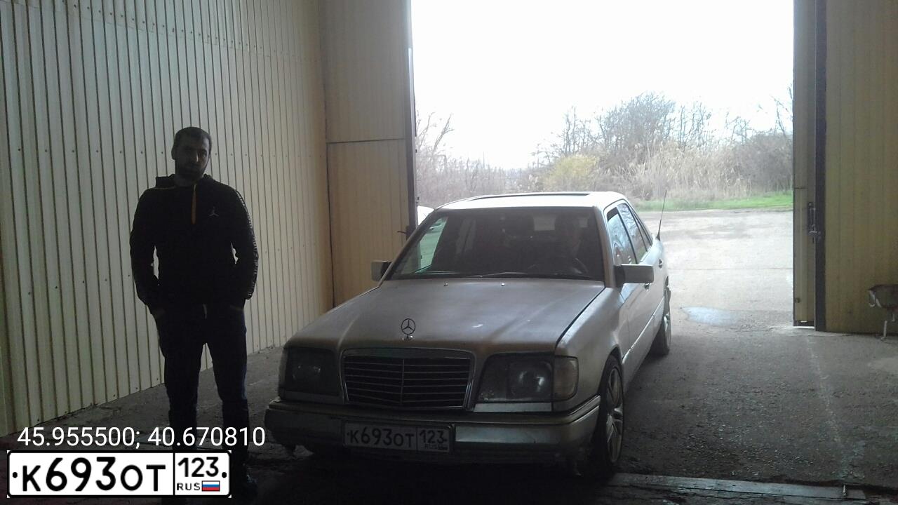Фото автомобиля MERCEDES E-KLASSE, 1994 — госномер К693ОТ123. Цвет: Серебристый