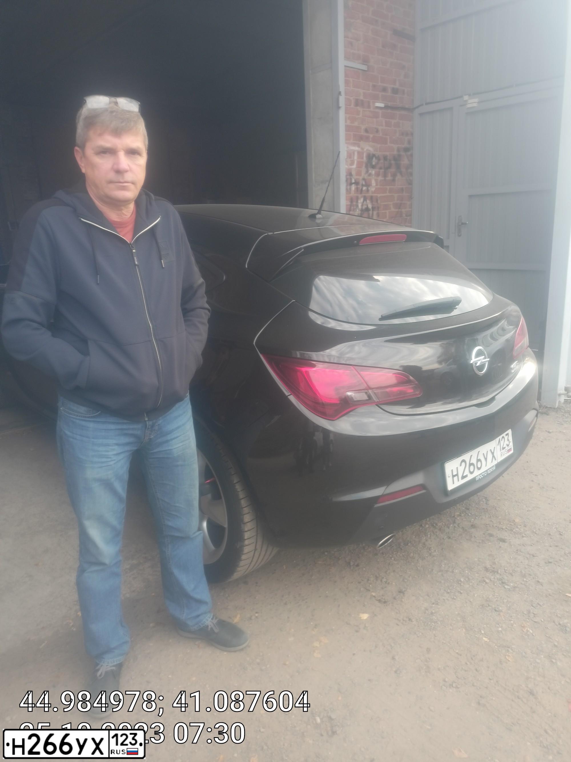 Фото автомобиля OPEL ASTRA, 2013 — госномер У647МР193. Цвет: ЧЕРНЫЙ