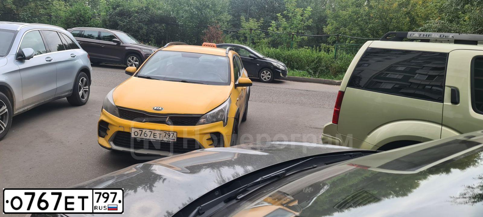 Фото автомобиля KIA RIO, 2021 — госномер Е214ЕУ550. Цвет: СЕРЕБРИСТЫЙ