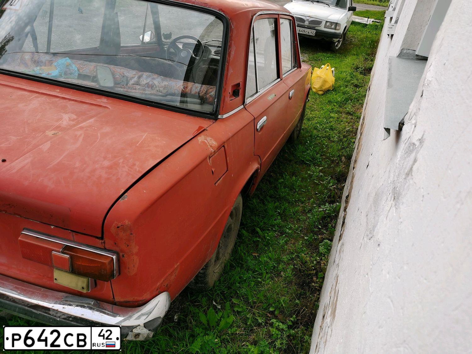 Фото автомобиля LADA 2101, 1983 — госномер Р642СВ42. Цвет: Красный