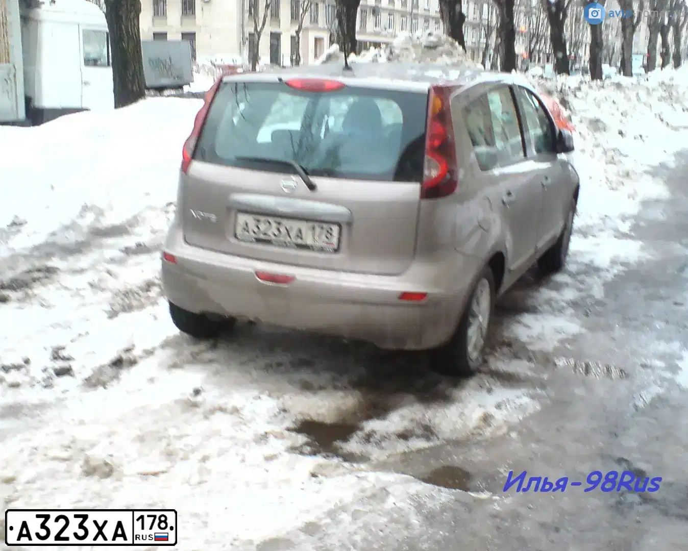 Фото автомобиля NISSAN NOTE, 2010 — госномер А323ХА178. Цвет: СВЕТЛО-КОРИЧНЕВЫЙ
