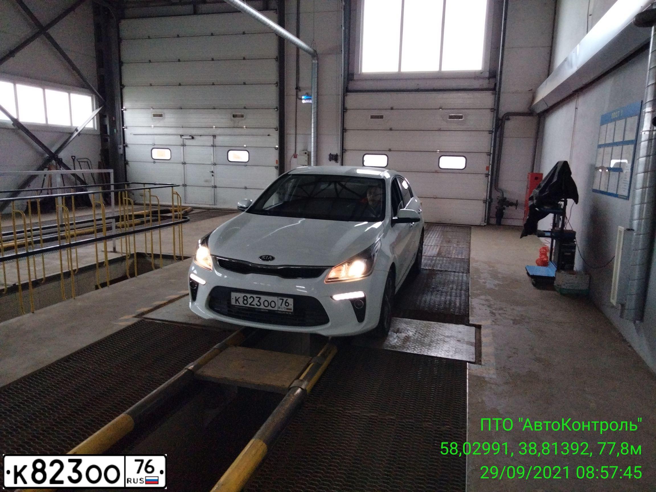 Фото автомобиля KIA RIO, 2017 — госномер К823ОО76. Цвет: БЕЛЫЙ