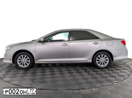 Фото автомобиля TOYOTA CAMRY, 2013 — госномер Р002ОН77. Цвет: СЕРЕБРИСТЫЙ МЕТАЛЛИК