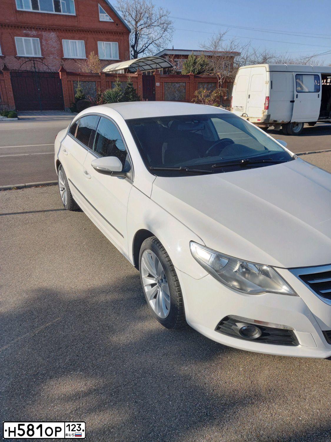 Фото автомобиля VOLKSWAGEN PASSAT, 2010 — госномер А940ТО01. Цвет: Белый