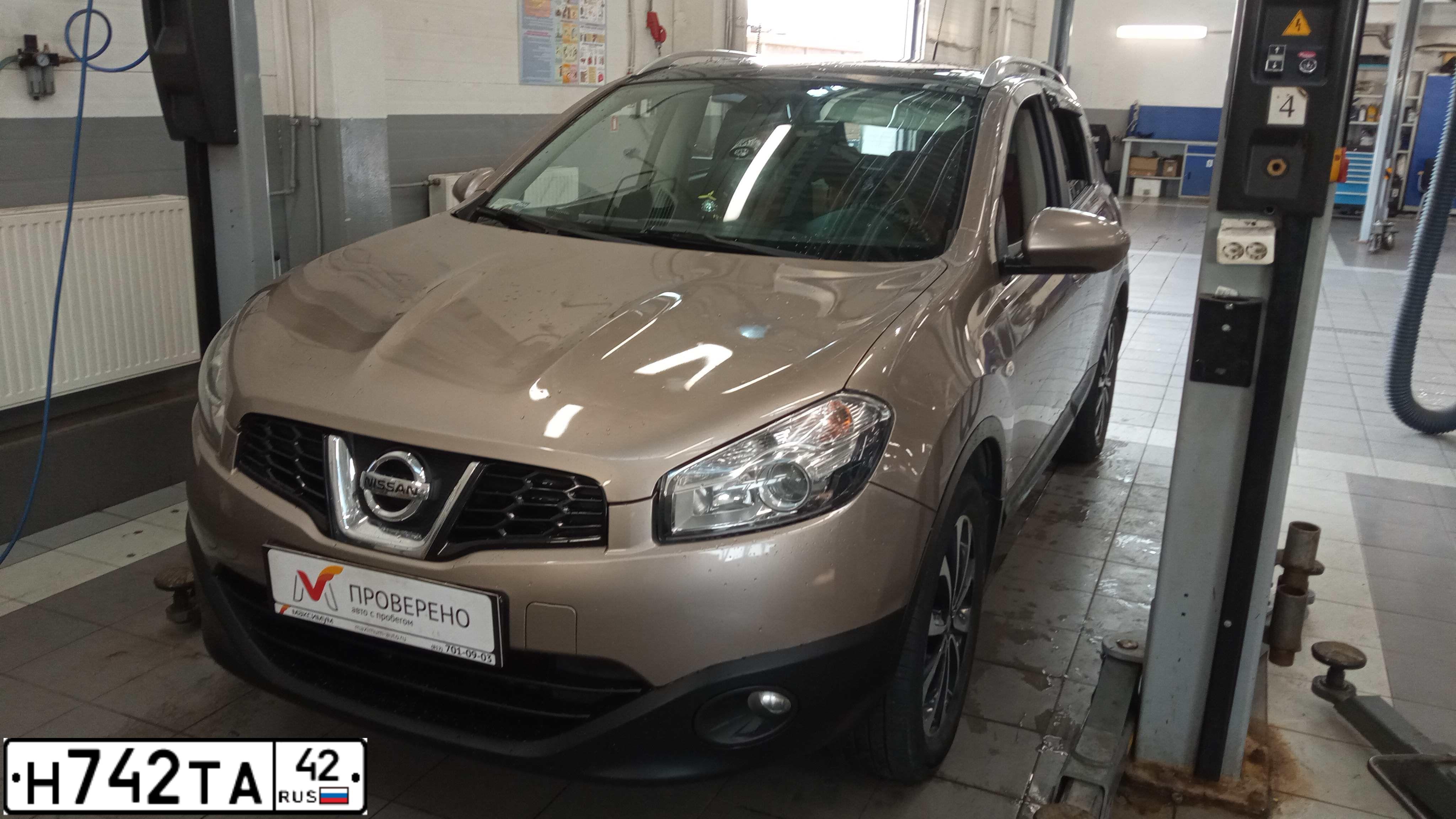 Фото автомобиля NISSAN QASHQAI, 2010 — госномер Е600ЕМ70. Цвет: СВЕТЛО-КОРИЧНЕВЫЙ