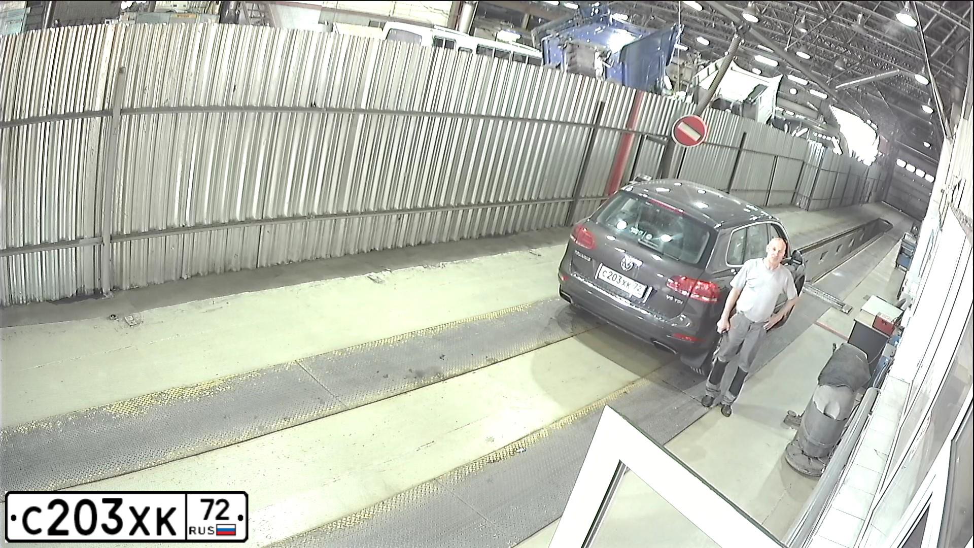 Фото автомобиля VOLKSWAGEN TOUAREG, 2012 — госномер А367АА72. Цвет: ЧЕРНО-СЕРЫЙ