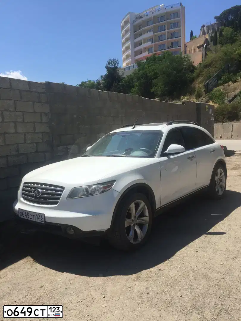 Фото автомобиля INFINITI QX70 /FX/, 2003 — госномер М661АР82. Цвет: Белый