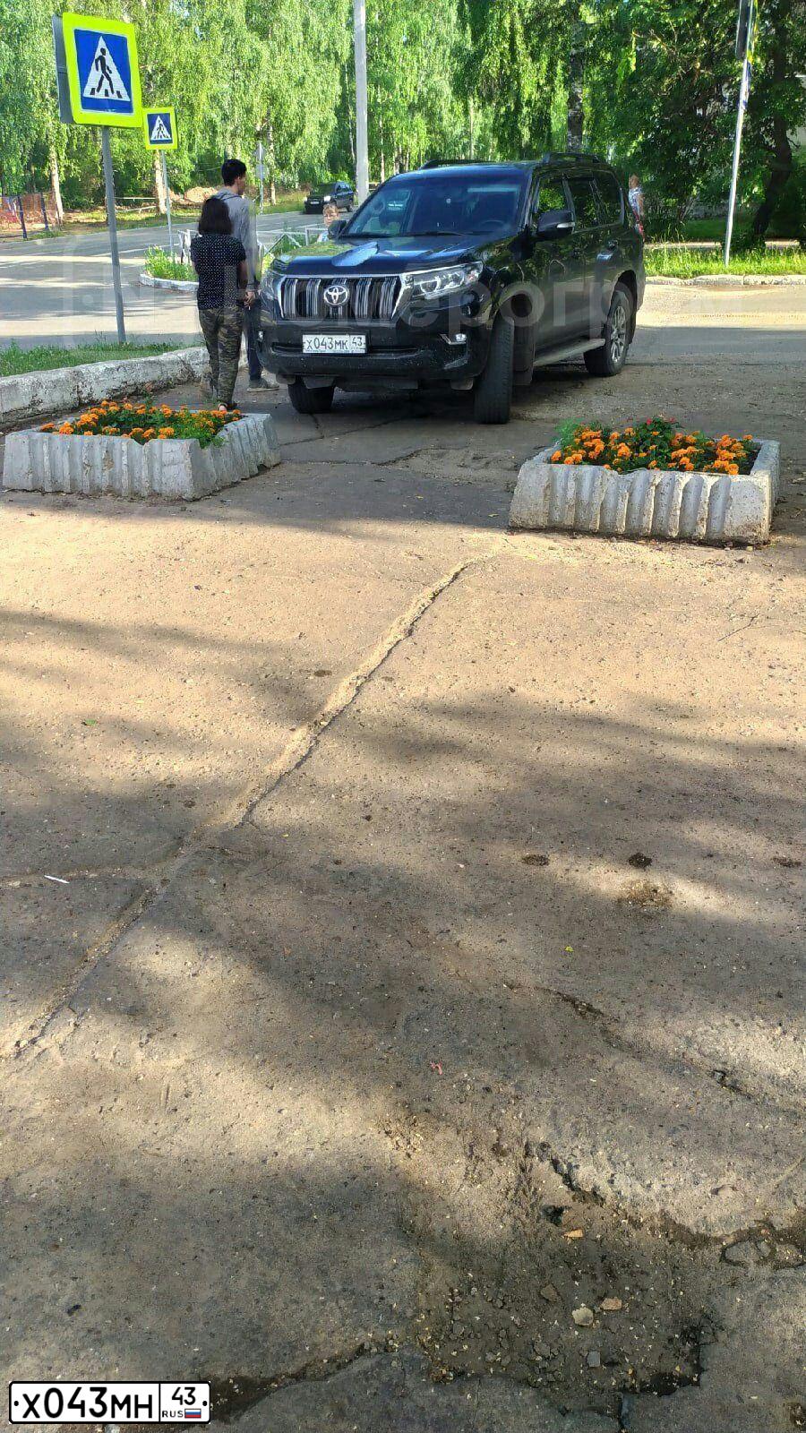 Фото автомобиля TOYOTA LANDCRUISER 200, 2010 — госномер Е768МЕ159. Цвет: ЧЕРНЫЙ