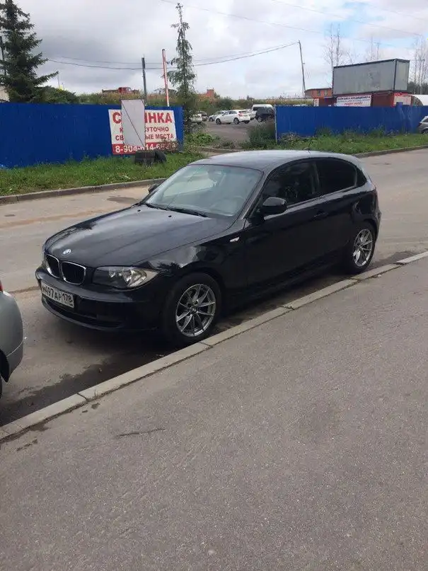 Фото автомобиля BMW SERIE 1, 2011 — госномер М497АР178. Цвет: ЧЕРНЫЙ